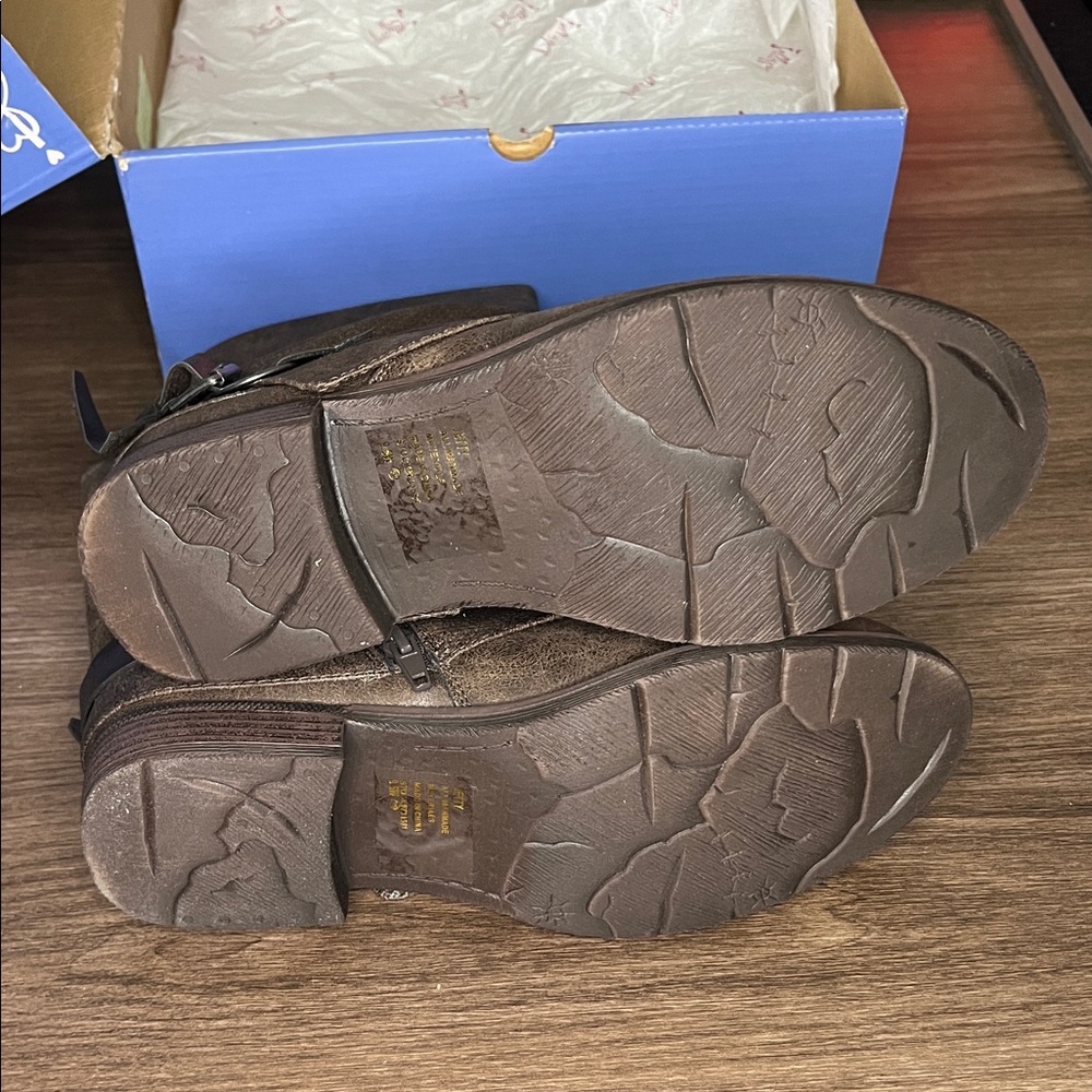 New In Box Jellypop Women's Brown Ankle Boots with Buckle - Picture 5 of 7